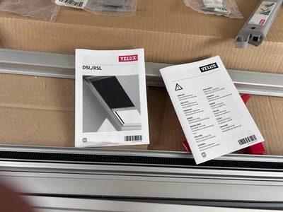 VELUX Original Blackout Blind (DKL) Marco Plateado para Ventanas de Techo VELUX Foto 1 de 4