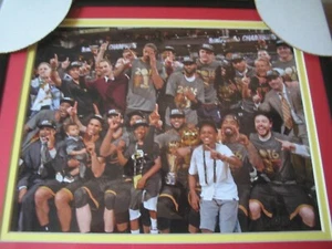 LEBRON JAMES 2016 Cleveland Cavaliers Team NBA Champions Picture Framed & Matted - Foto 1 di 3
