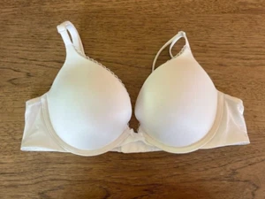 Victoria's Secret Optic White 34A Body By Victoria Push Up Bra New Style VS - Picture 1 of 2