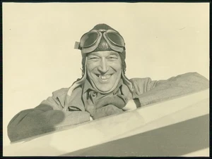2x Foto 23x17cm- lachender Flugzeugführer Pilot - Fliegerhaube und Fliegerbrille - Picture 1 of 4