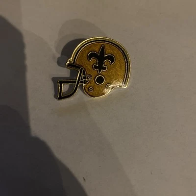 NFL New Orleans Saints DE COLECCIÓN Casco 1987 Solapa, Sombrero, Corbata Pulida Pin COMO NUEVO Foto 1 de 2