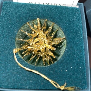 Fiocco di neve in ottone Baldwin ornamento natalizio scoppio di sole finitura oro 24 carati con scatola - Foto 1 di 3