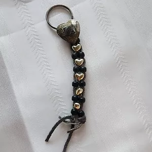 Portachiavi cordino intrecciato fatto a mano in pelle con accenti cuore in metallo 7" - Foto 1 di 10