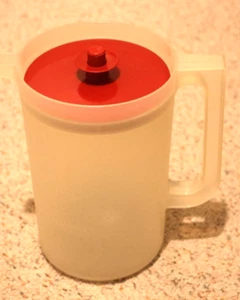 Tupperware klarer 2 Quart Krug mit rotem Druckknopfdeckel - Bild 1 von 4