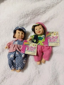 2 Happy Kids 8 1/2" Sitzsack Puppen - Bild 1 von 4