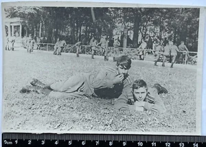 Cariñosos guapos jóvenes atractivos chicos/soldados gay foto antigua #2985 - Imagen 1 de 3