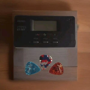 Seiko Instruments ST 747 chromatische und 3 Gitarren-Plektren - Bild 1 von 7