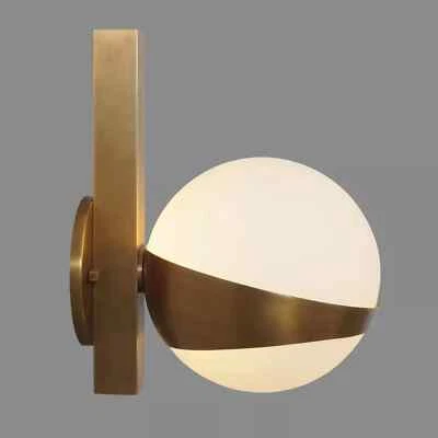 Aplique de pared de latón moderno hecho a mano con pantalla de globo individual Foto 1 de 4