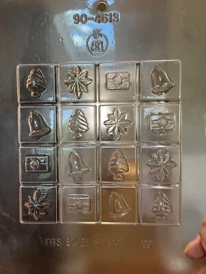 ФОРМА ШОКОЛАДНЫХ КОНФЕТ CK Products 5-1/4 дюйма РОЖДЕСТВЕНСКАЯ РАСПАДНАЯ ПЛИТКА 12 квадратов - Изображение 1 из 3