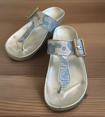 Sandalias de tanga Prada para mujer azules y plateadas con hebilla de cuero brocado talla 35,5/5,5 Foto 1 de 4