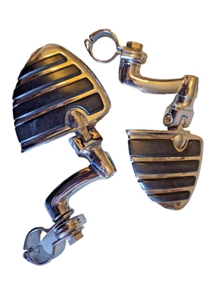 Clavijas de pie Kuryakyn con forma de ala de triángulo con abrazadera de clavija de pie desplazada de cuerno largo HD Foto 1 de 4