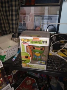 Funko Pop SDCC 2020 Michelangelo mit Surfbrett Con Aufkleber - Bild 1 von 2