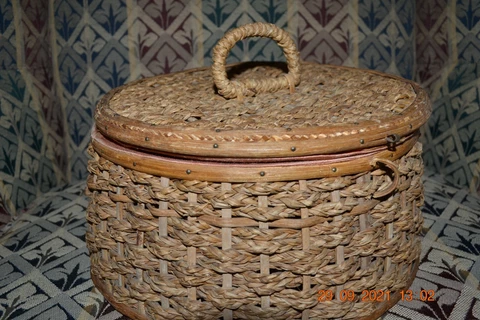 Victorian Round Sewing Basket Woven Wicker Orange Silk Lining (#190) Cover