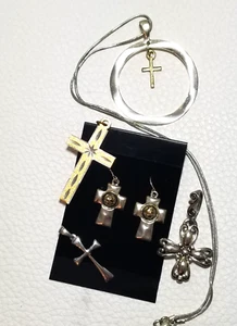 LOTE de Pendientes Colgantes Cruz Tono Oro Tono Plata Religioso Marca JL - Imagen 1 de 9