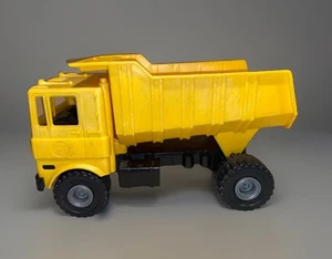 Camión de volteo vintage Mattel Tuff Stuff grande de plástico amarillo - Imagen 1 de 8