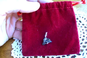 doTERRA Rosenanhänger mit rotem Samtbeutel, NEU, nie benutzt, Metall Clip On Charm - Bild 1 von 4