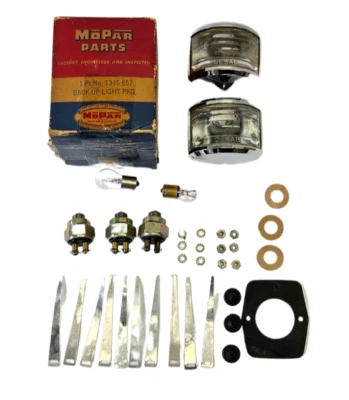 Dodge Desoto 1950-1952 paquete de luces de luz de respaldo izquierda + derecha 1345657 NOS Foto 1 de 4