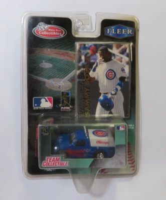Coche fundido a presión White Rose Collectibles Chicago Cubs 1999 con tarjeta Fleer Sammy Sosa Foto 1 de 2