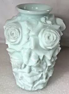 Vintage hellblau Milchglas erhabene Rose Vase ~ unmarkiert 7" hoch - Bild 1 von 11