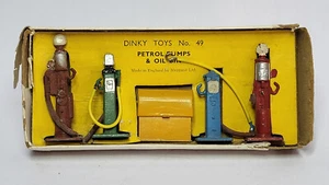 Antiguo juego de juguetes DINKY TOYS #49 BOMBAS DE GASOLINA Y CONTENEDOR DE ACEITE con CAJA original - Imagen 1 de 17