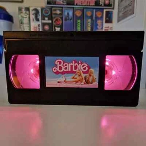 Barbie LED VHS Videokassette Licht Lampe Geburtstag Weihnachten Geschenkideen Retro Komödie - Bild 1 von 5