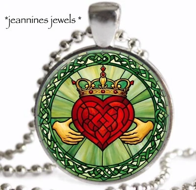 Collar Irlandés Claddagh Celta FAUX Vidrieras IMPRESIÓN ARTÍSTICA Plata Dije Colgante Foto 1 de 4