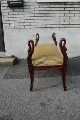 Banco de dormitorio con ventana tallada larga estilo Regency, tapicería nueva, c. 1920 Foto 1 de 4