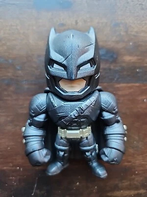 Boneco de ação DC COMICS BLINDADO BATMAN - BATMAN Vs SUPERMAN FUNDIDO 4 POLEGADAS - Imagem 1 de 2