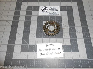 YAMAHA DT1 214-17231 THIRD POSITION GEAR NOS 1 QTY VINTAGE OEM FREE SHIPPING - Picture 1 of 2