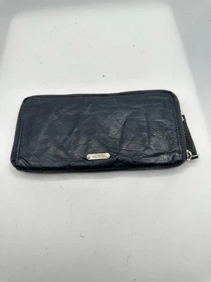 Cartera Free People azul marino con tachuelas y cremallera alrededor Foto 1 de 4