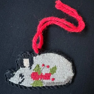 Vintage Handarbeit Nadelspitze 5" Ornament süße Maus mit Filzrücken Garn Aufhänger - Bild 1 von 7