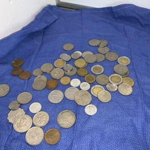 Lote de 57 monedas extranjeras - Imagen 1 de 7