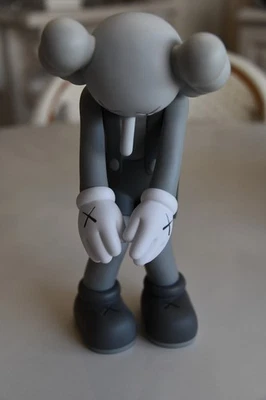 EX ESTADO.-FIGURA DE VINILO COMPAÑERA KAWS SMALL LIE-DE OTOÑO/INVIERNO 2017 FIRMADA Foto 1 de 4