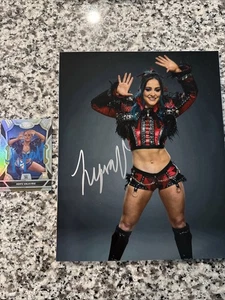 FOTO 8X10 FIRMADA y tarjeta firmada por Lyra Valkyria Wwe Superstar - Imagen 1 de 1