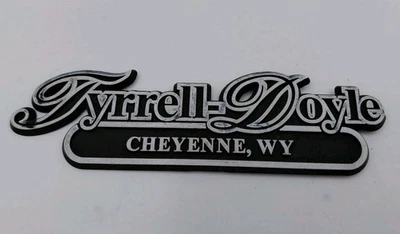 Vintage Tyrrell-Doyle Chevrolet Cheyenne, WY concesionario insignia de plástico emblema 5,5" Foto 1 de 3
