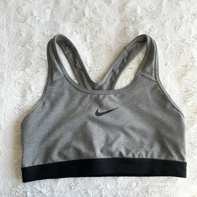 Sutiã esportivo Nike feminino cinza médio centro logotipo Swoosh suporte médio SEM ENCHIMENTO - Imagem 1 de 4
