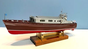 Modellyacht Custom Made Kajütkreuzer Modellboot auf Holzsockel 14" lang  - Bild 1 von 5
