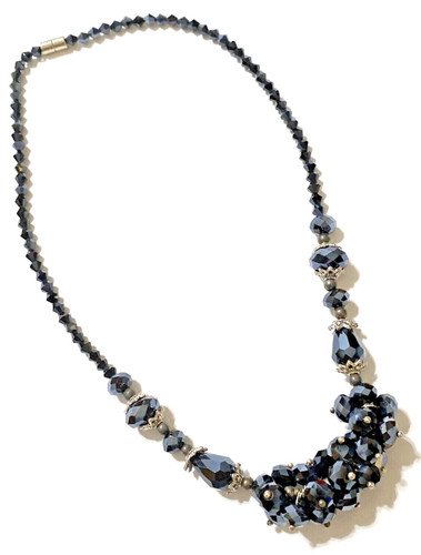 VETEMENTS Collana bavaglino a grappolo cristallo blu scuro indaco sfaccettato dichiarazione perline 16"