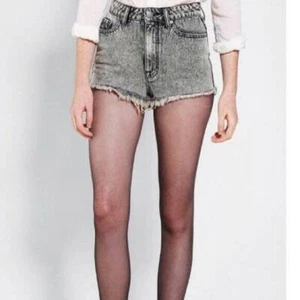 Urban Outfitters BDG pantaloncini denim jeans neri a vita alta Dree sfacciati taglia 24 - Foto 1 di 4