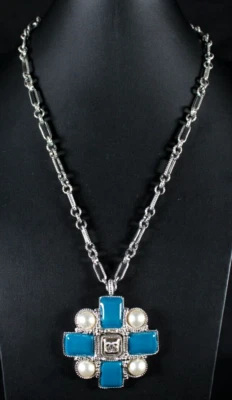 Collar Cadena Colgante CHANEL 13S Plata Metal Perlas y Azul CRUZ MALTESA 24" Foto 1 de 4