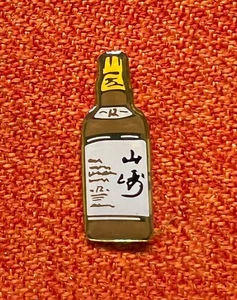 Insignia Pinback Solapa Esmalte Casa de Suntory Whisky Japonés 12 Años Yamazaki - Imagen 1 de 3