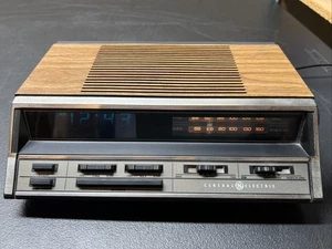 GE AM/FM Clock Radio WoodGrain Model - Picture 1 of 8