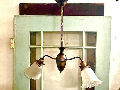 Lámpara de araña japonesa de dos brazos de latón, enchufes de flecha con licencia Pat’d 1890 Edison Foto 1 de 4