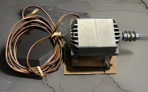 MOTOR DE TORNO RELOJERO VINTAGE SIN MARCA CON SOPORTES FABRICANTE DE HERRAMIENTAS MAQUINISTA FUNCIONA - Imagen 1 de 11