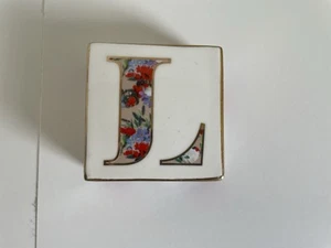 Anthropologie Initiale L Floral Monogramm Handbemalt Deckel Steinzeug Schmuckschatulle - Bild 1 von 7