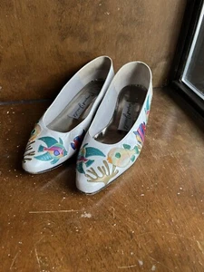 Vintage Margaret Jerrold Shoes Kitten Heel Fish Coral Appliqué RARE White 7M - Picture 1 of 8