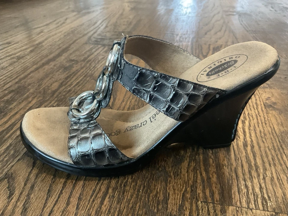 Sandálias anabela Dr. Scholl's Avalon Crazy Good cinza crocodilo em relevo Avalon tamanho 8 M - Imagem 1 de 4