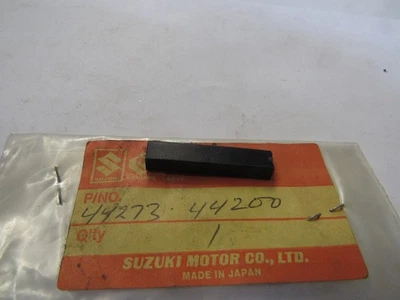 Borde/amortiguador de goma del tanque delantero genuino Suzuki GS250T GS450L 44273-44200 NUEVO DE STOCK Foto 1 de 2