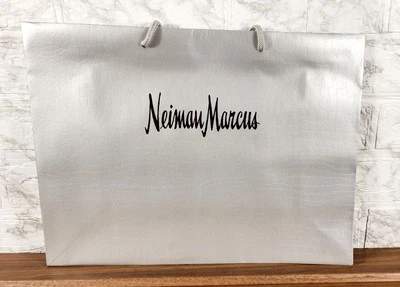 Bolsa de compras de regalo con textura de papel plateado Neiman Marcus reutilizable 16 × 12 × 6 Foto 1 de 2