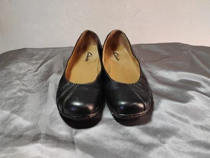Clarks Women's Size 8M Black Leather Scalloped Round Toe Slip On Comfort Flats - Picture 1 of 9